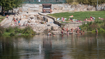 Una pareja se va de vacaciones a Ourense y, al abrir la ventana del apartamento, se quedan sin palabras por lo que ven: "Los vecinos..."