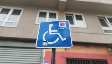 Va a aparcar a una plaza para discapacitados de A Coruña ocupada por obras y no puede olvidar lo que le pasa: «No hubo manera»