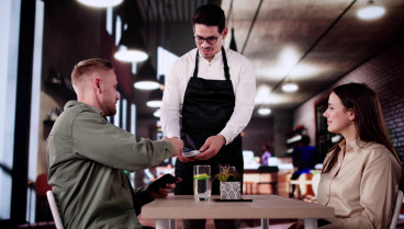 La OCU advierte a los clientes de los restaurantes que esta forma de pagar no es un derecho: hay que avisar antes al camarero