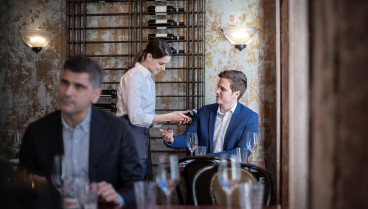 La OCU advierte a los clientes de los restaurantes que esta forma de pagar no es un derecho: hay que avisar antes al camarero