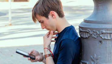 Cómo funciona la nueva aplicación que promete hacerle competencia a WhatsApp en España: no necesita internet ni datos móviles