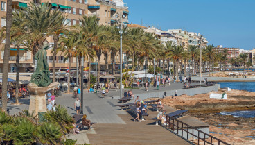 El inusual aviso de un edificio de Torrevieja en pleno agosto que escandaliza a los vecinos: nada típico y con horarios