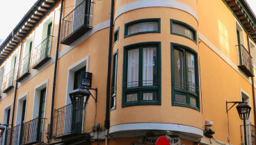 Entra a su portal en Valladolid y el cartel que ve con una recomendación de su vecino provoca un conflicto en el edificio