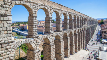 La verdadera intención del vecino de Segovia que cogió una piedra de 17 kilos del acueducto para subastarla