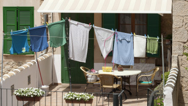El truco de la Ordenatriz para eliminar las manchas de sudor de tus camisetas este verano: en ropa blanca y de color