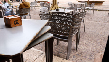 Bares y cafeterías se hartan de ver sillas vacías por las olas de calor en verano: «15 días cierras tú y los otros yo»