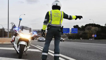Confirmado por la Guardia Civil: la inusual razón que está dejando muchos coches tirados este verano en las carreteras de España