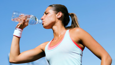 La cantidad de agua que deberías beber al día, según una nutricionista: no son dos litros