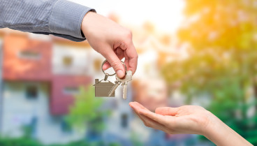 Revisa tu contrato de alquiler: tu casero puede echarte de casa este otoño si has cometido este error que muchos inquilinos ignoran