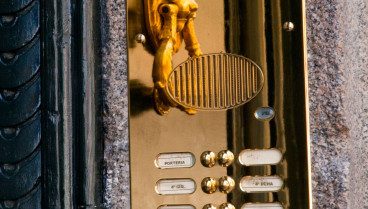 Visita a su padre en Málaga, llama al telefonillo y la respuesta que recibe le descoloca: no era quien esperaba