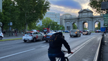 Trabaja como repartidor en Madrid y en plena madrugada le llega una notificación con un pedido 'absurdo': en un sitio inesperado