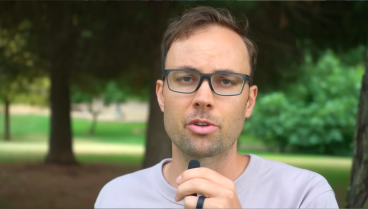Bruce, estadounidense que se ha mudado a Logroño: «Aparcar en dirección contraria en España no solo no está prohibido, sino que es normal. En Estados Unidos te pueden detener por eso»