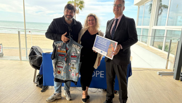 El icónico chaleco de la chirigota ‘Los Butaneros’ impulsa la labor social de la ONG Tierra de Todos