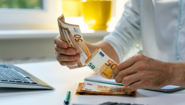 Un trabajador recibe por error el sueldo de 34 empleados de su empresa y se niega a devolverlo: renuncia a su trabajo y se muda a otra ciudad, alegando un «error contable»