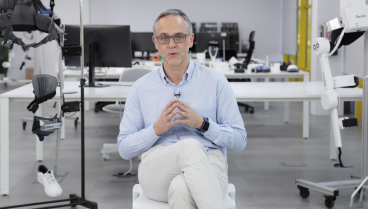 Su padre sufrió un ictus y años después creó una solución 'robótica' para él: así es el 'wearable' accesible desde 15.000 euros