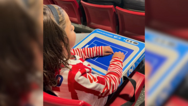 Romeo, un niño ciego de siete años, va con sus padres a ver un partido del Atlético de Madrid y llama la atención el objeto que le dan para seguir el balón: «Hoy nosotros lo tenemos en las manos; los tres lloramos»