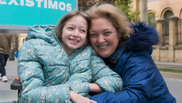 La enfermedad rara de Clara que solo tienen 4 personas en España: «Sus padres no quieren verla llena de grapas»