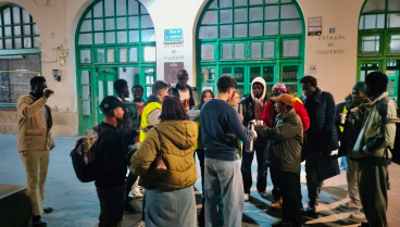 Una mano tendida a la humanidad ante la invisibilidad de la noche: así es la atención a los temporeros que duermen en las calles de Jaén