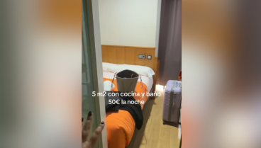 Va a un hostal, abre una cortina en la habitación y no se cree lo que se encuentra