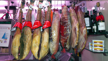 «Fueron a un perchero de jamones, cogieron dos y, al llegar a la caja, salieron corriendo»