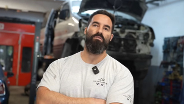 Toni, autónomo y dueño de un taller: «He tenido dos hijas y la baja por paternidad han sido dos días. Me arrepiento»