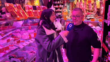 Raúl, carnicero: «Si sigue bajando el precio del cerdo repercutirá en otros animales que ya están caros como el pollo; ya ha bajado unos céntimos pero en los embutidos no se nota»