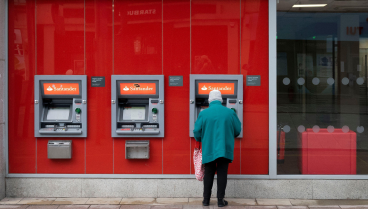 «A partir de enero, si unos padres ingresan 300 euros todos los meses a sus hijos para ayudar en la hipoteca y no se devuelven se considera donación; ya no se escapa a ojos del fisco»