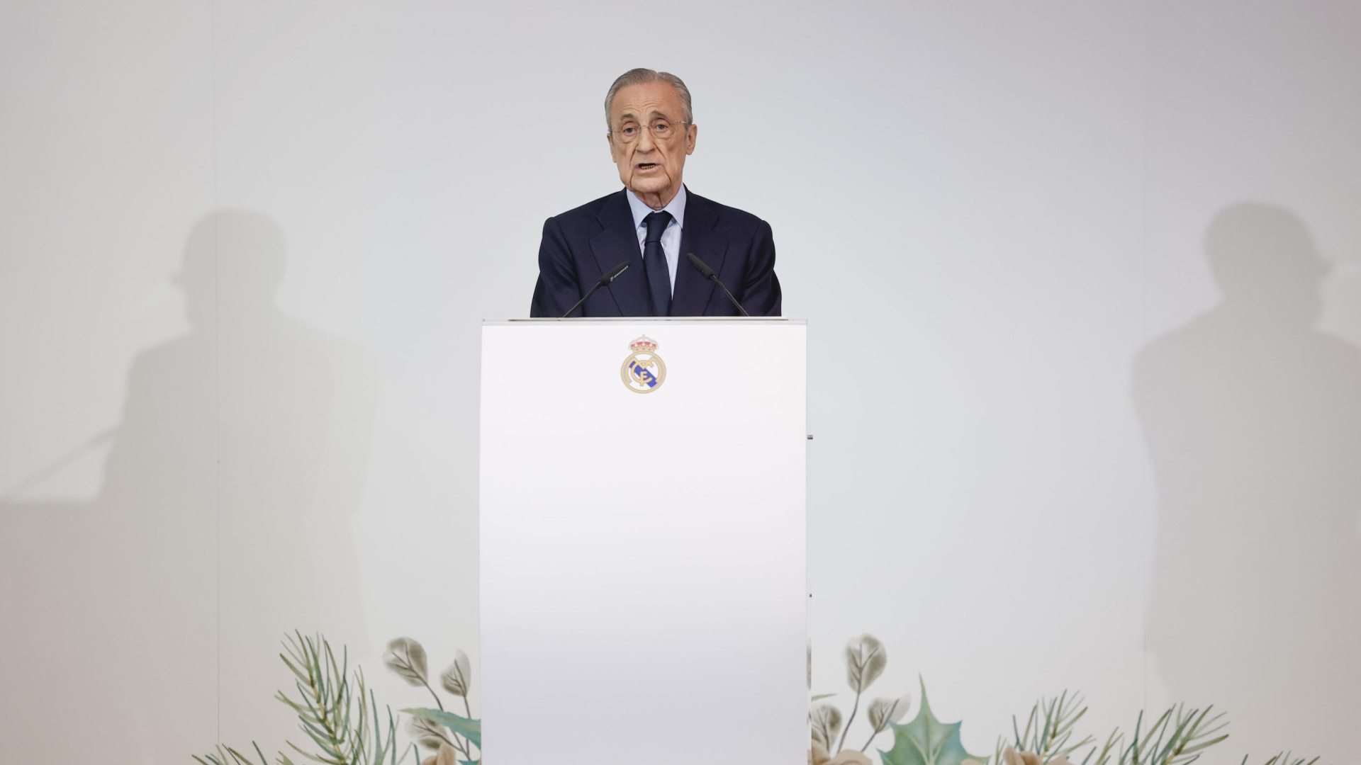 Florentino Pérez carga contra el arbitraje y el "caso Negreira" en el brindis navideño del Real Madrid