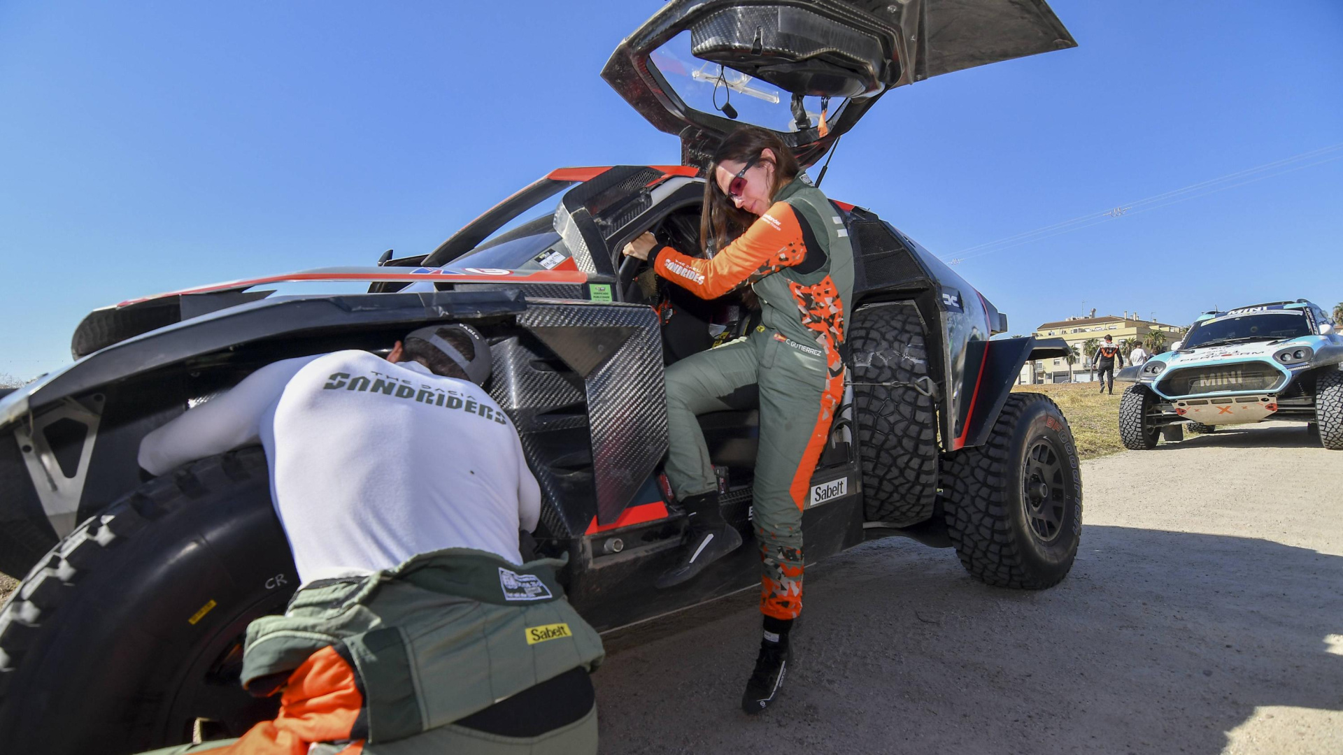 Cristina Gutiérrez (31), piloto del Dakar: "Llegué a viajar un año con una maleta llena de aguacates para poder desayunar bien"