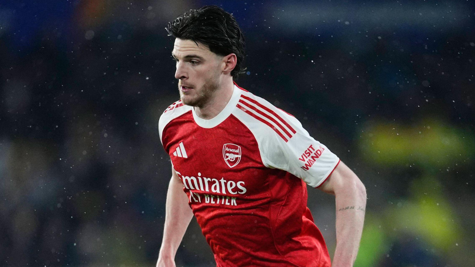 Un aficionado del Tottenham intenta burlarse de Declan Rice con una imagen de la pareja del jugador del Arsenal