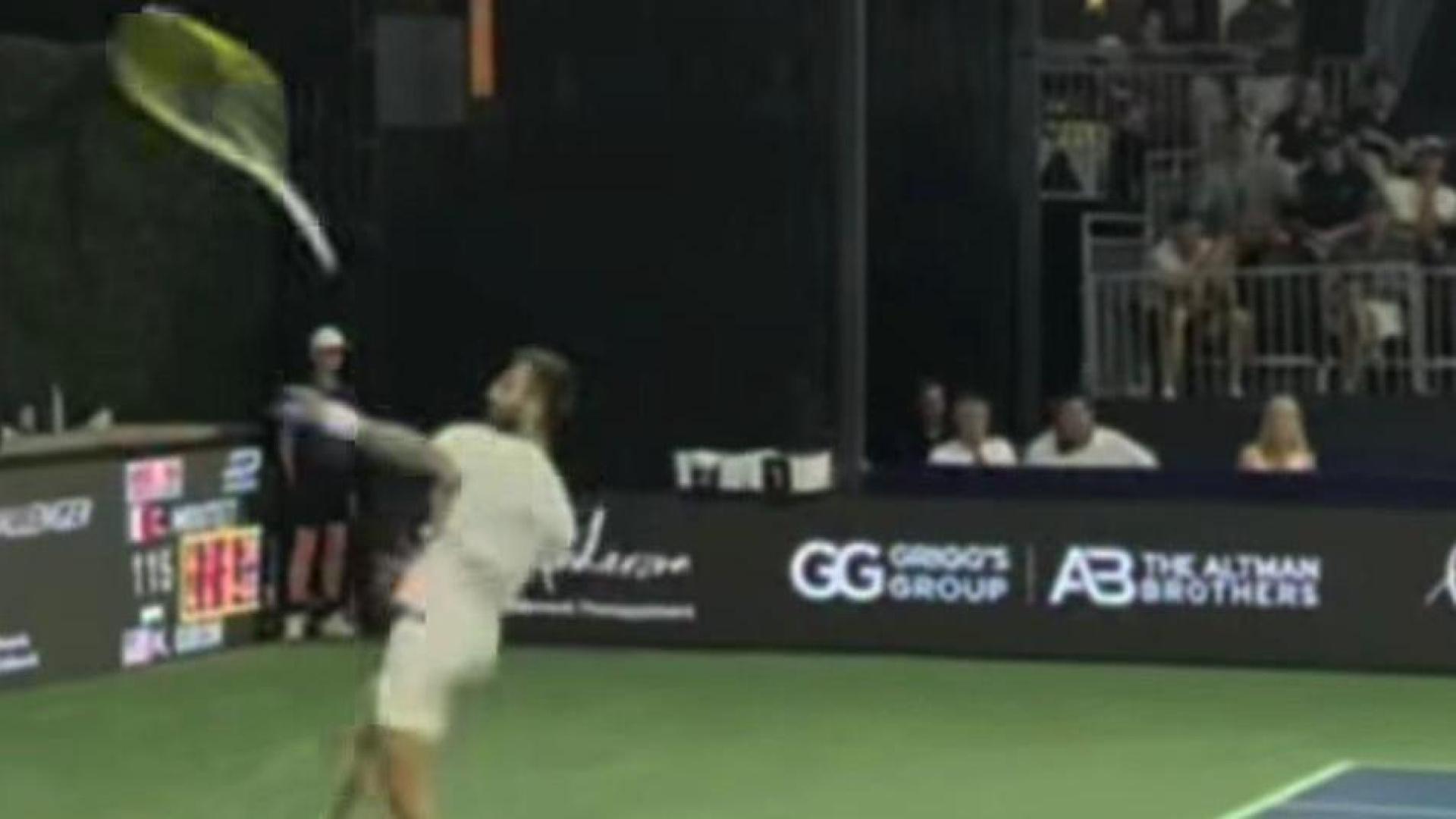 El tenista francés, Corentin Moutet, pierde el control con su raqueta en un torneo en Phoenix