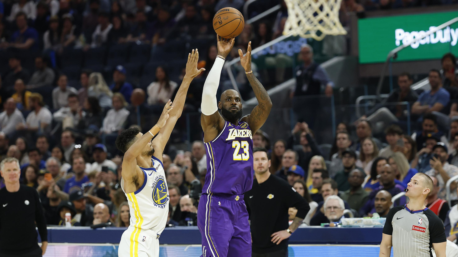 Los Lakers dominan a los Warriors en una noche especial para LeBron