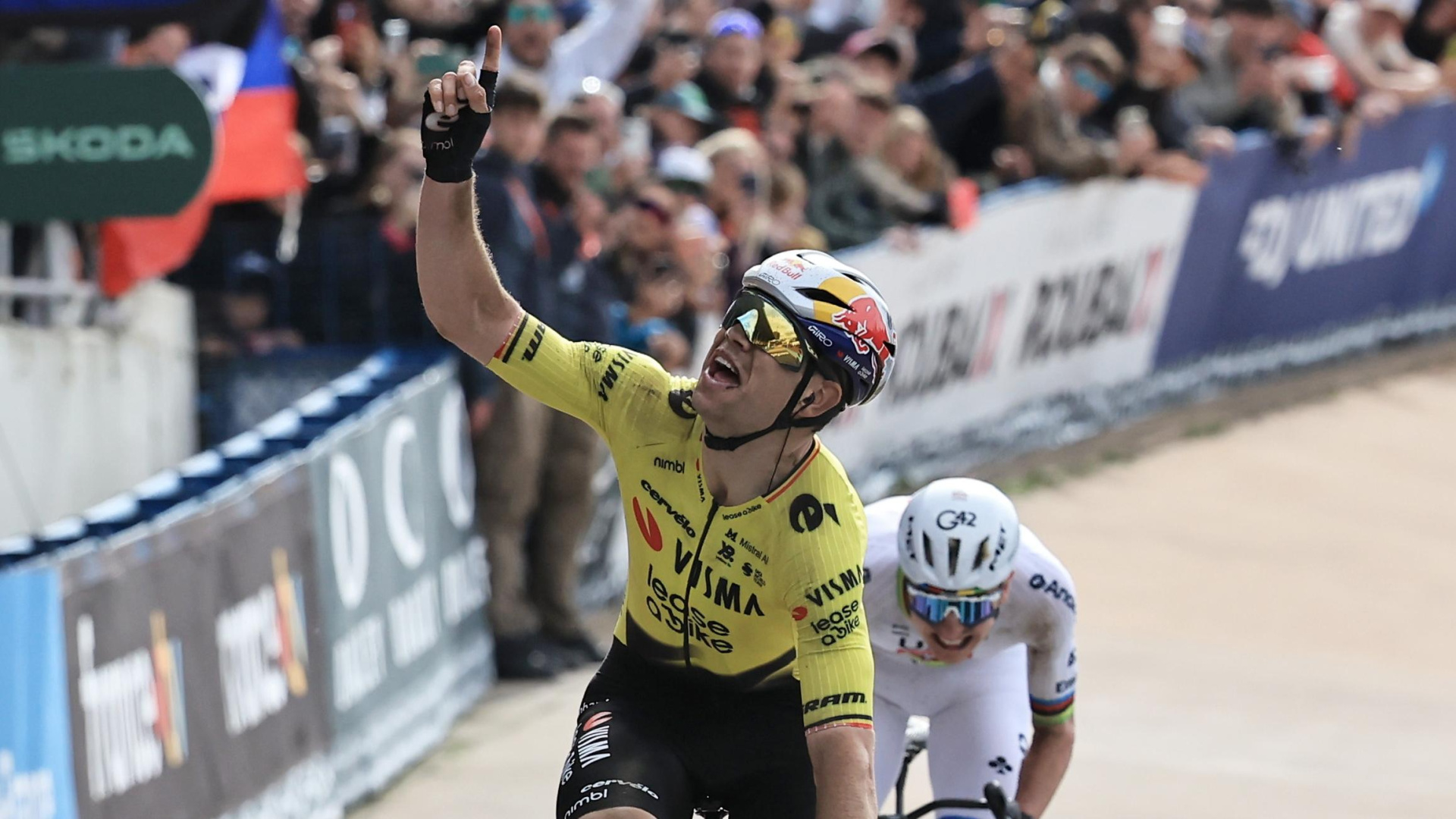 Van Aert burla a la mala suerte y deja a Pogacar sin su último Monumento