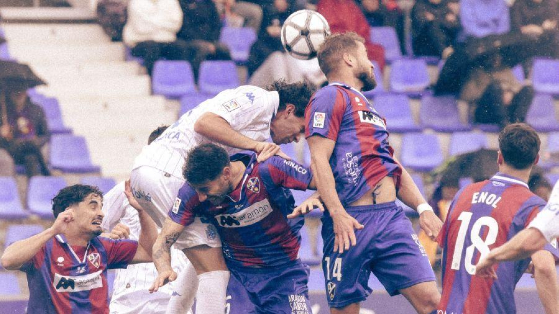 Empate agónico entre Huesca y Deportivo que deja insatisfechos a ambos