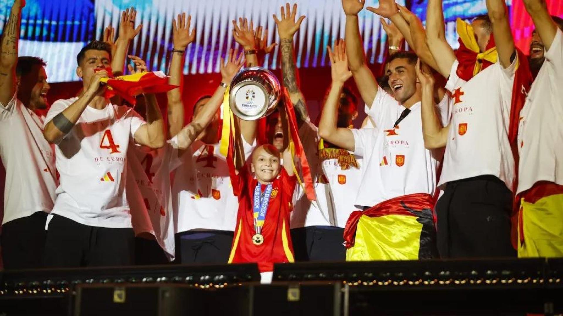 Muere con solo 13 años María Caamaño, la niña que levantó la Eurocopa en Cibeles