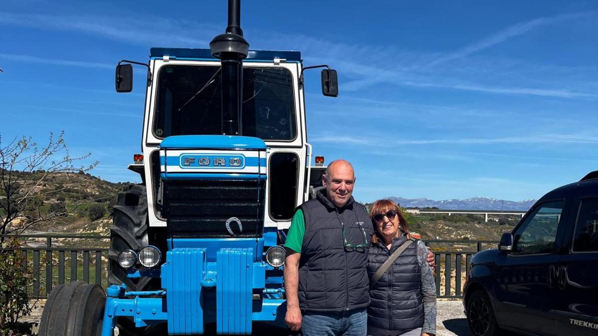 Un matrimonio de Huesca inicia el Camino de Santiago a tractor: "Descubres paisajes que a otra velocidad serían imperceptibles"