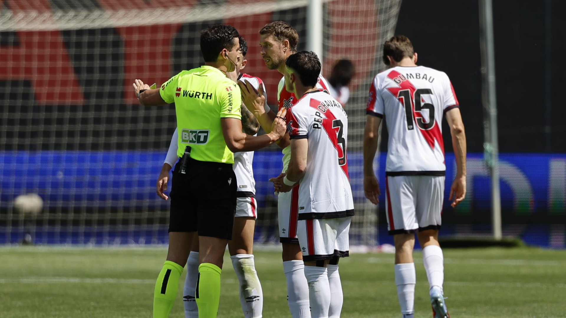 Sergio Camello 'explota' contra el arbitraje tras la polémica del Rayo-Real Sociedad: "Qué bonito era el fútbol cuando era fútbol, en lo que se está convirtiendo es en una m*****"