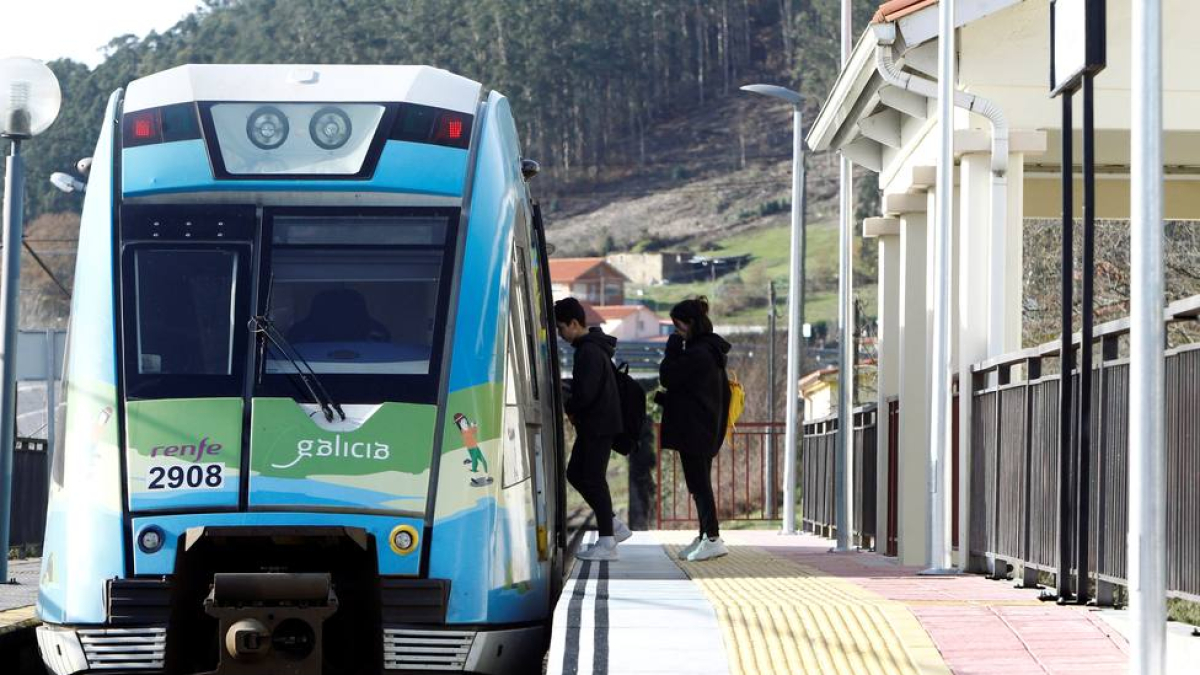 Usuarios del tren Ferrol-Ribadeo afean a Renfe el estado de los ...