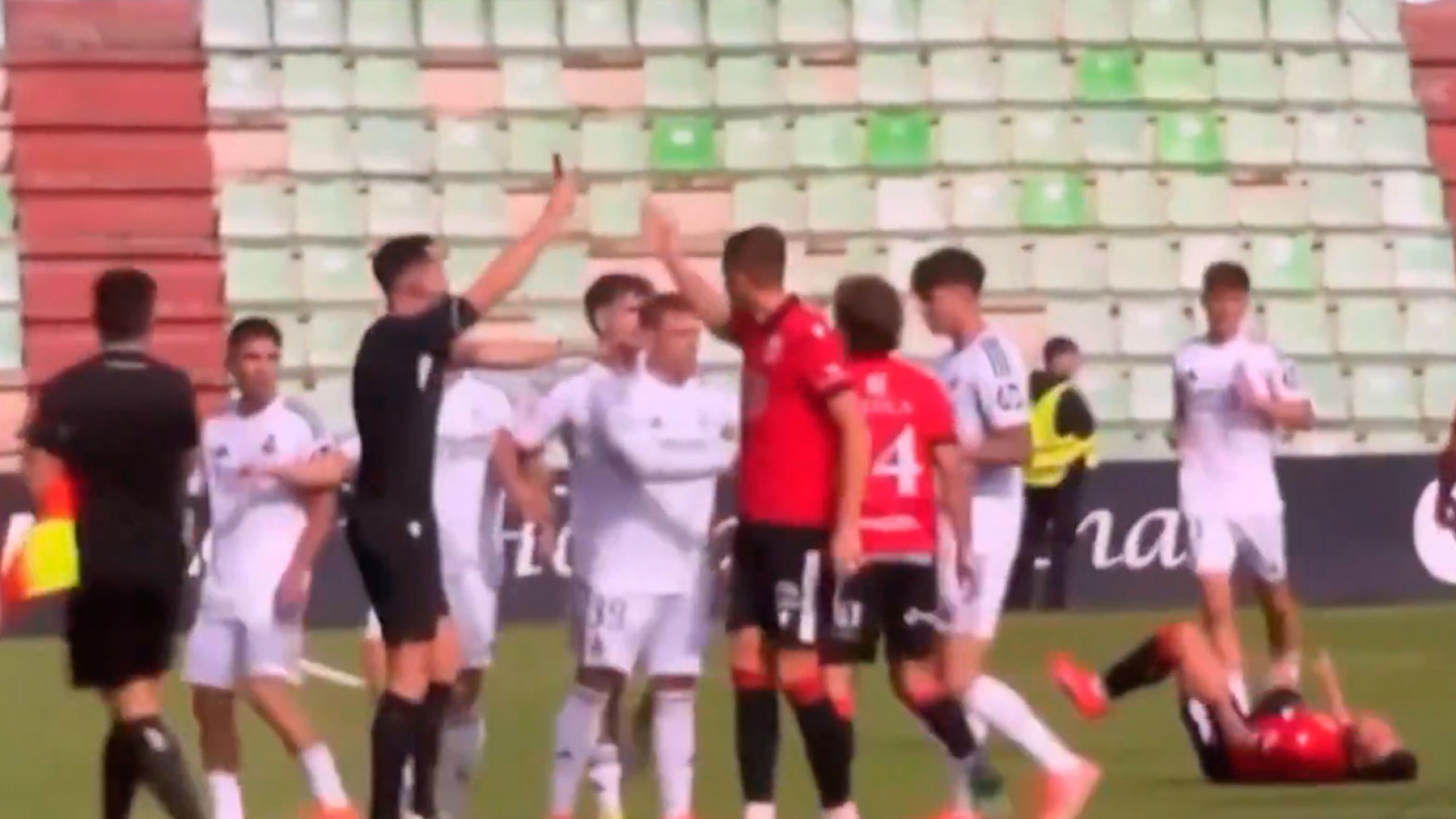 La brutal patada de un jugador del Castilla a uno del Mérida que ha provocado una espectacular tangana y la expulsión de Arbeloa