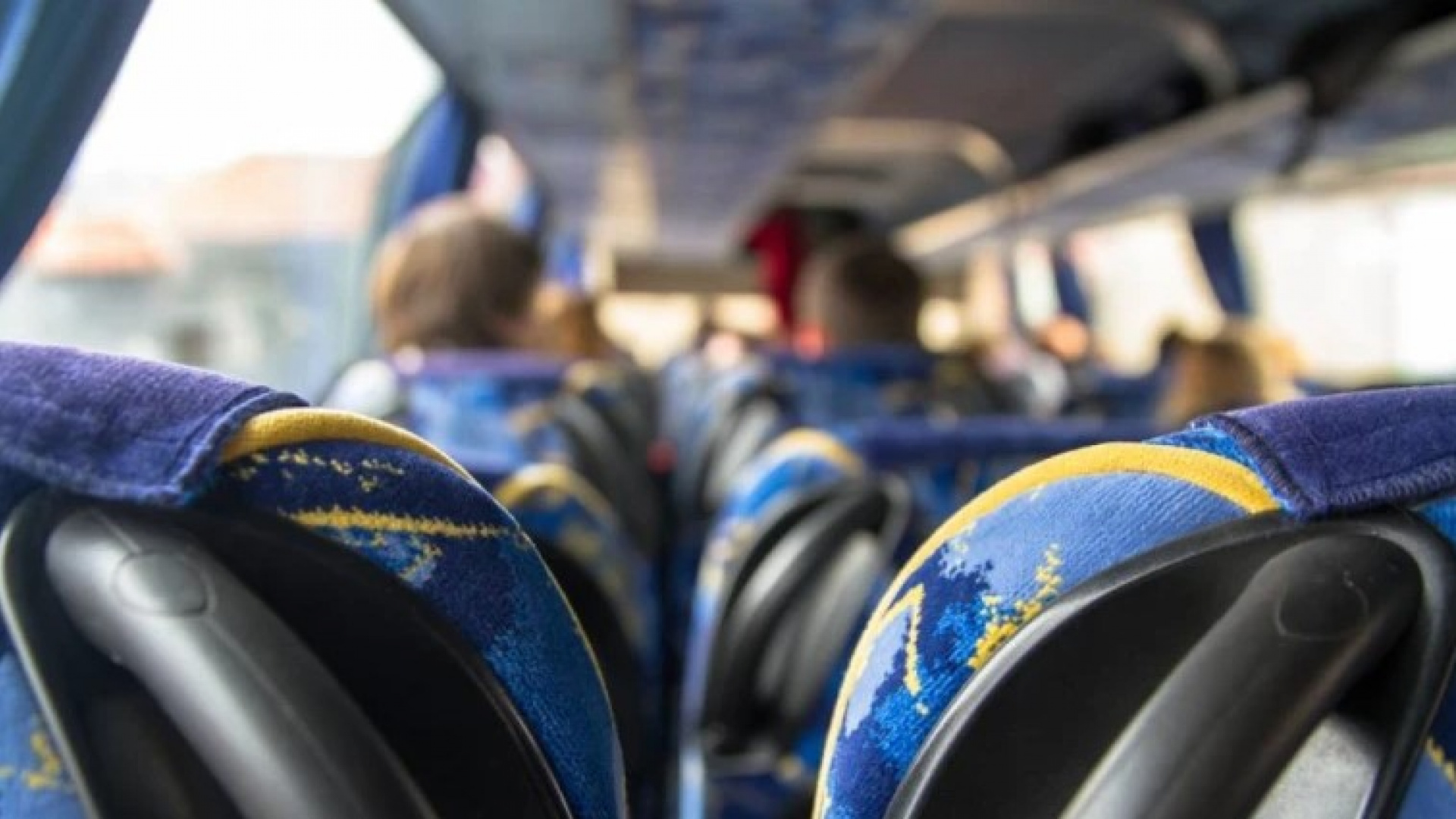 Más de una hora de ruta para un instituto a 10 minutos: la paciencia al límite de las familias de Montearagón y Lucillos