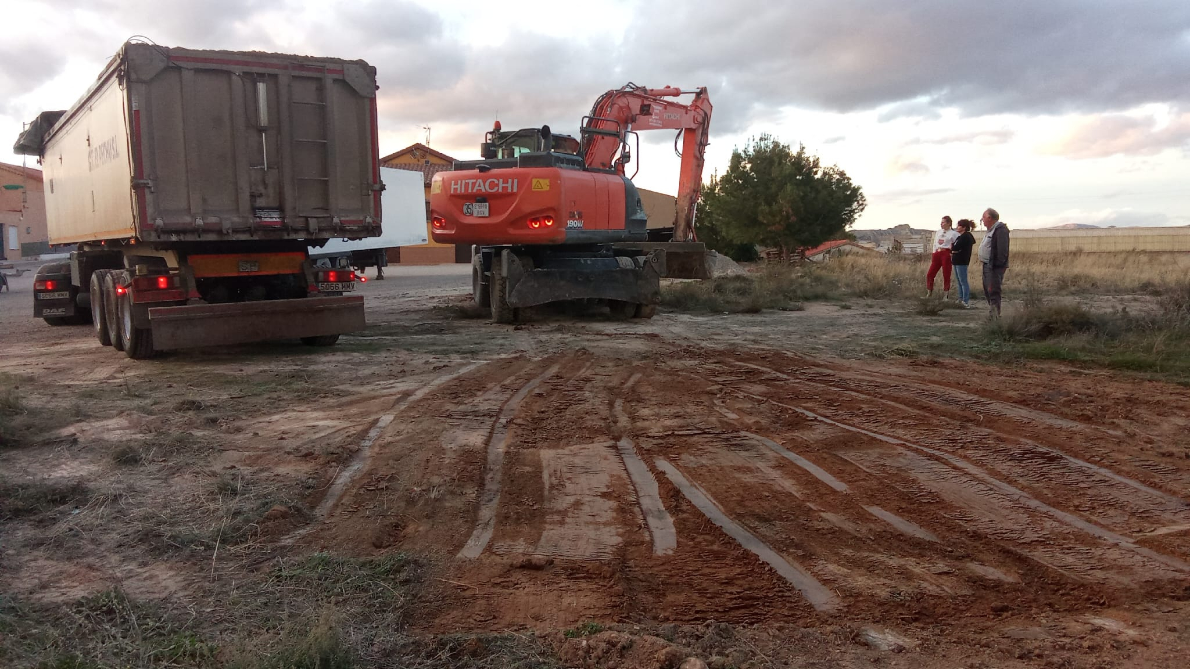 Retiran el vertido de alperujo de Lorca con maquinaria pesada