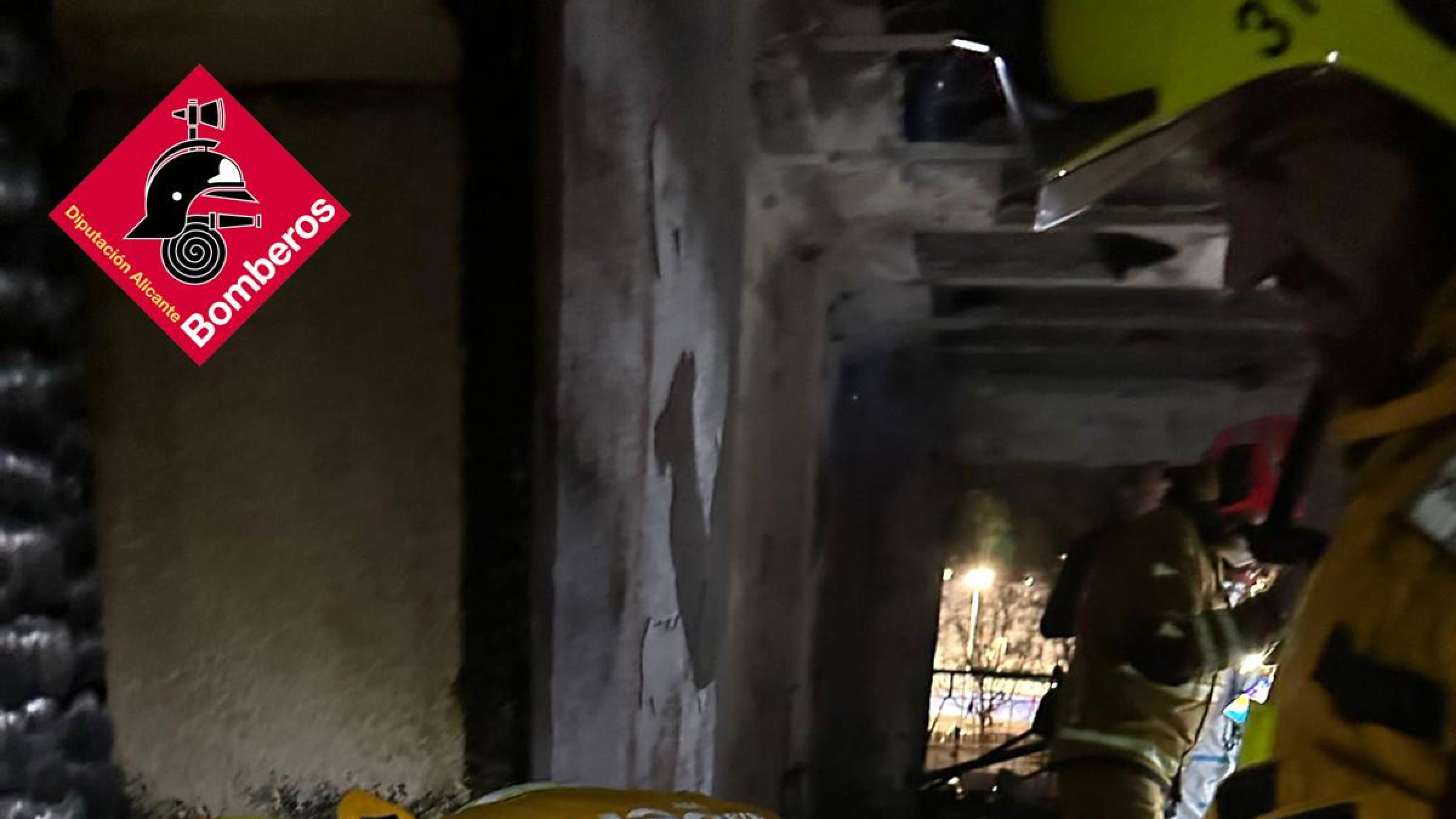 Un bombero desvela la clave para sobrevivir a un incendio en un edificio: el error que casi todos cometen