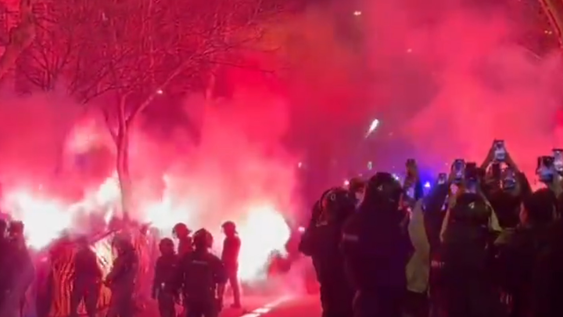 Ultras del Barcelona mompen una luna del autobús del Atlético de Madrid a su llegada al Camp Nou